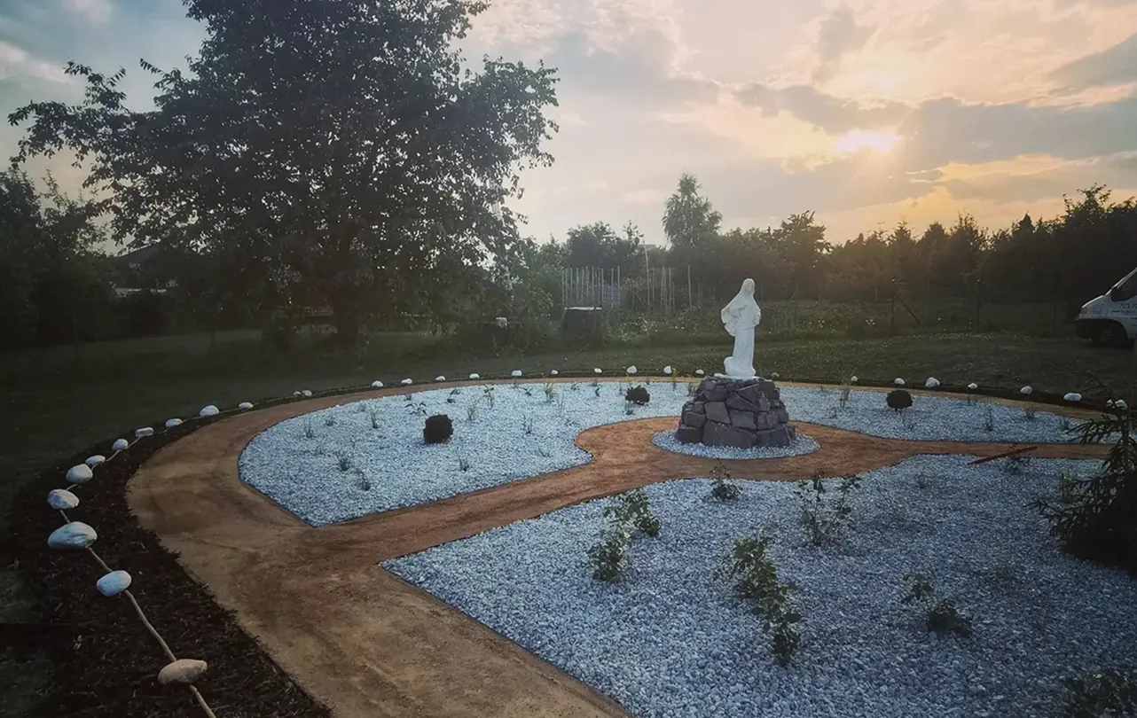 Zahradní úpravy a výsadba na faře ve Vřesině u Hlučína s centrální sochou a kruhovým záhonem